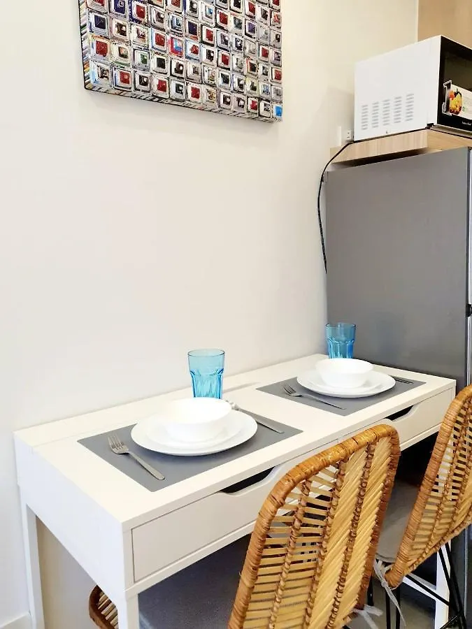 Modern Minimalist Condo W/ Pool View In Shore 2 Manila