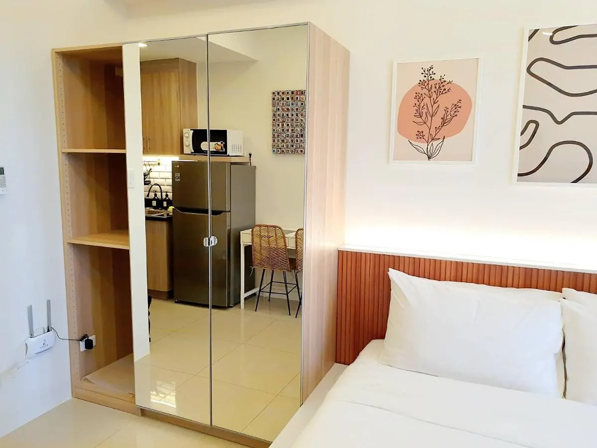 Aparthotel Modern Minimalist Condo W/ Pool View In Shore 2 Manila