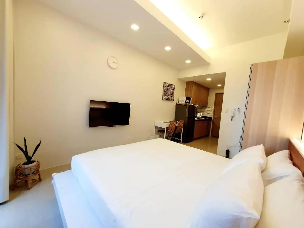 Aparthotel Modern Minimalist Condo W/ Pool View In Shore 2 Manila